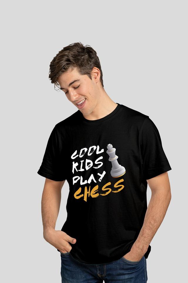 Cool Kids Play Chess Satranç T-shirt resmi